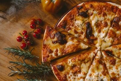 Pourquoi la pizza hawaïenne est encore appelée pizza à l'ananas ?